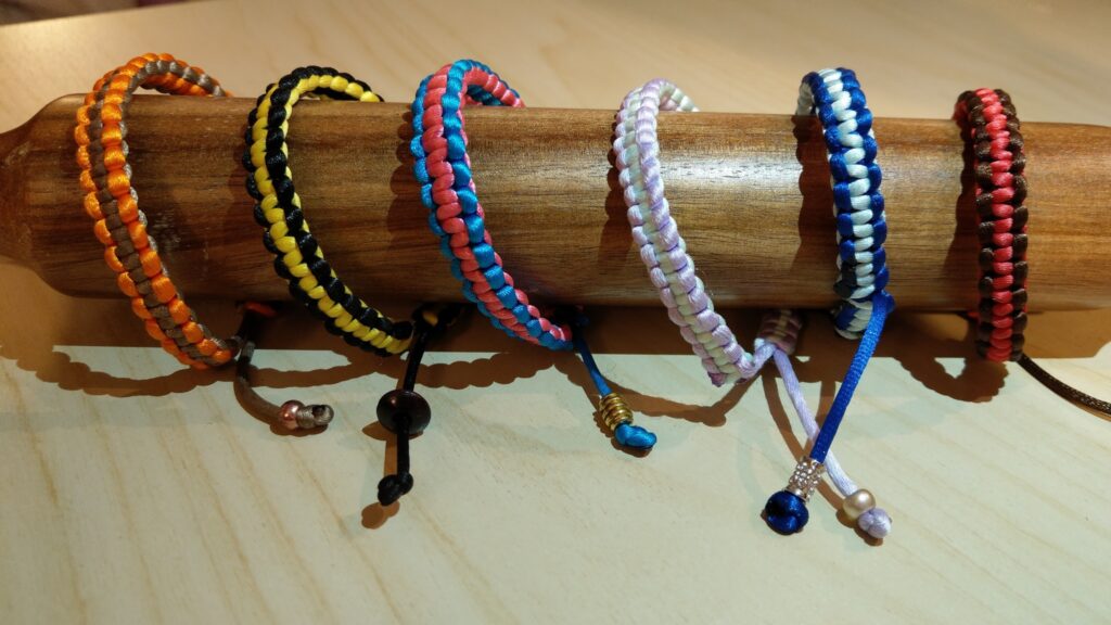 Pour notre premier salon, il fallait présenter quelques unes de nos activités. Ici des bracelets en art créatif