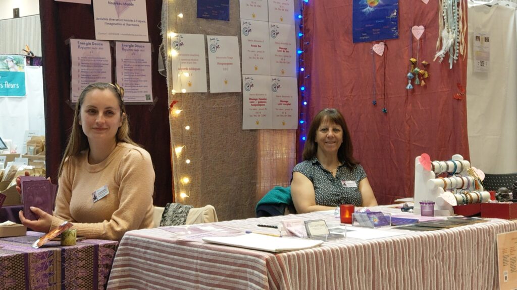Nous voici enfin sur notre stand. L'association Âme et Liens prend son envol